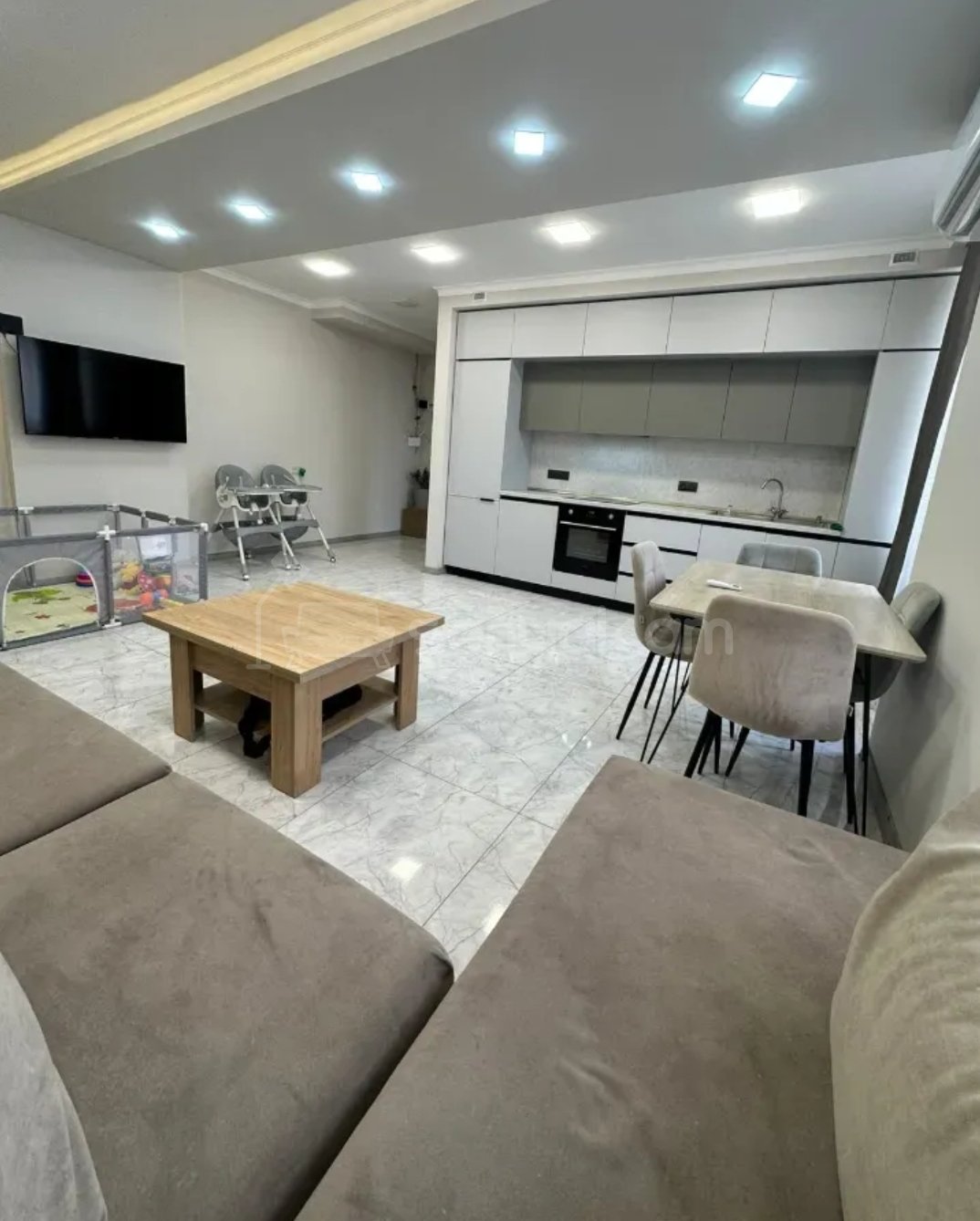 3 Սենյականոց Բնակարան Քարե Շենքում, 62քմ, 5/7 հարկ, Դիզայներական Վերանորոգված