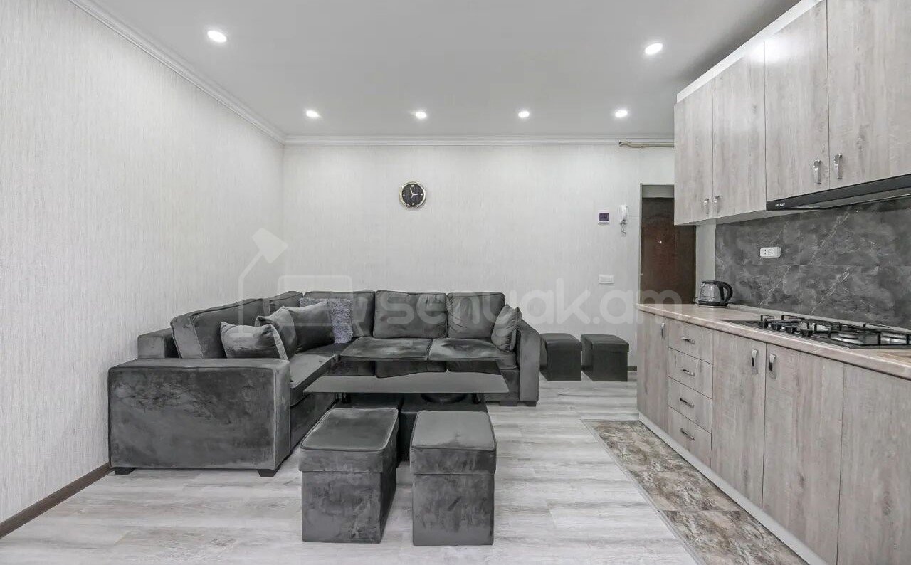 2 Սենյականոց Բնակարան Քարե Շենքում, 30քմ, 5/5 հարկ, Կապիտալ Վերանորոգված