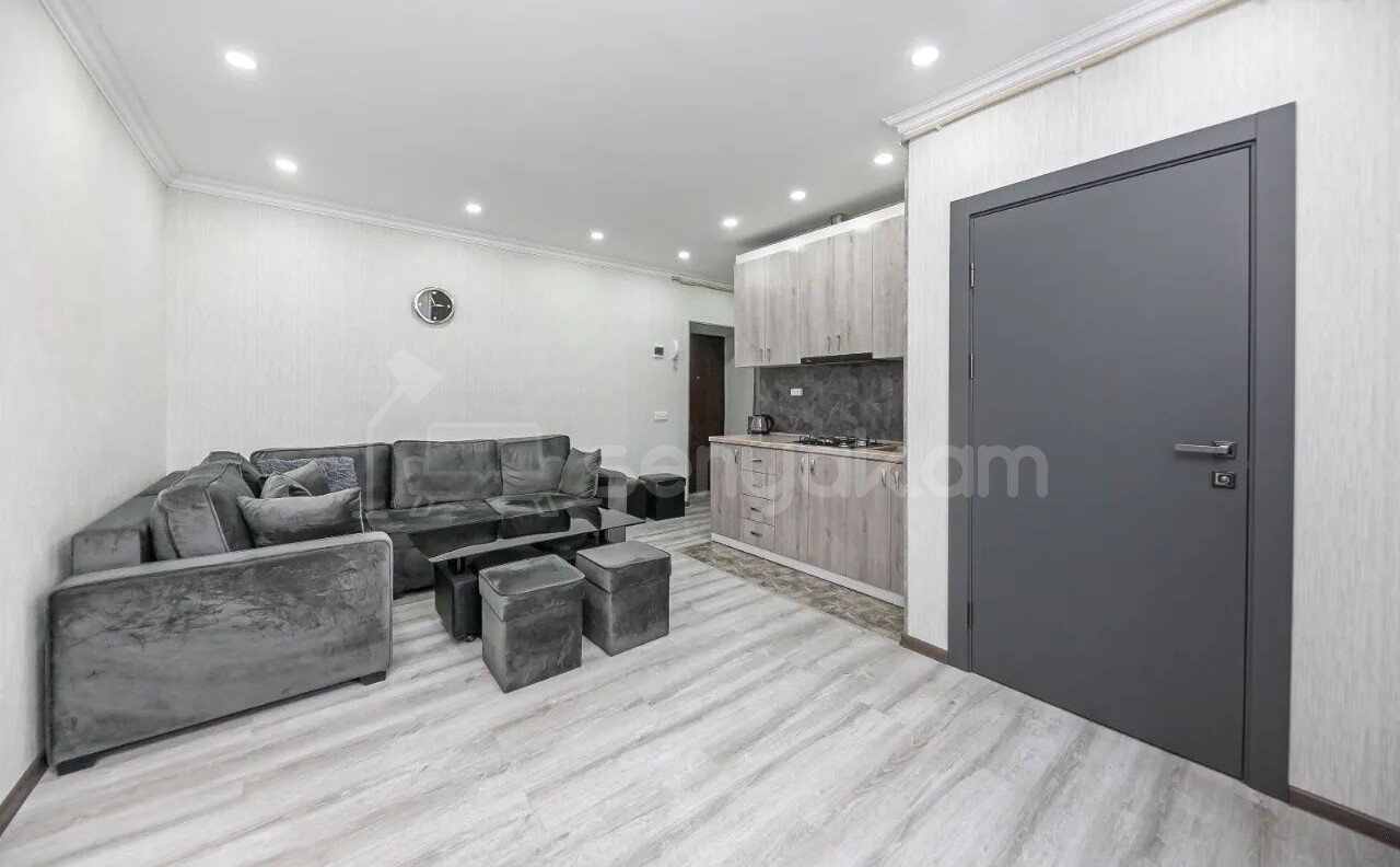 2 Սենյականոց Բնակարան Քարե Շենքում, 30քմ, 5/5 հարկ, Կապիտալ Վերանորոգված