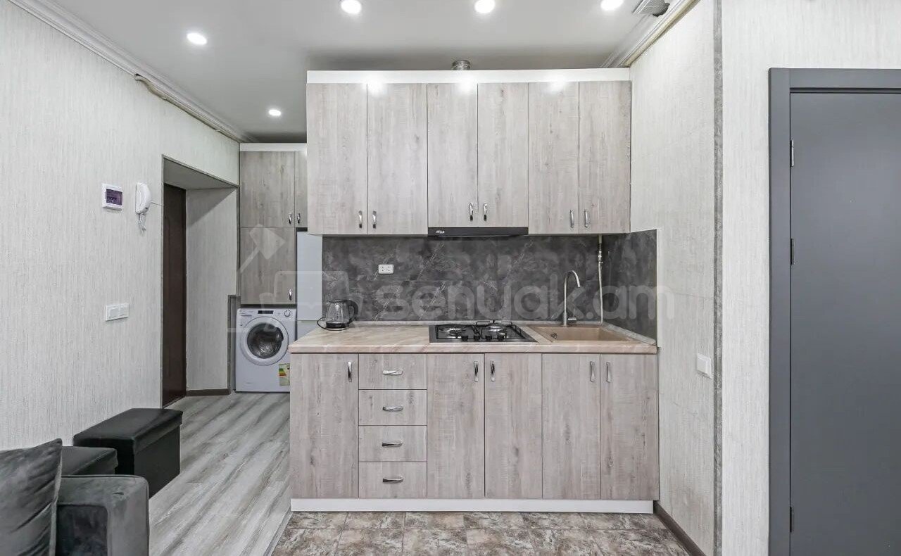 2 Սենյականոց Բնակարան Քարե Շենքում, 30քմ, 5/5 հարկ, Կապիտալ Վերանորոգված