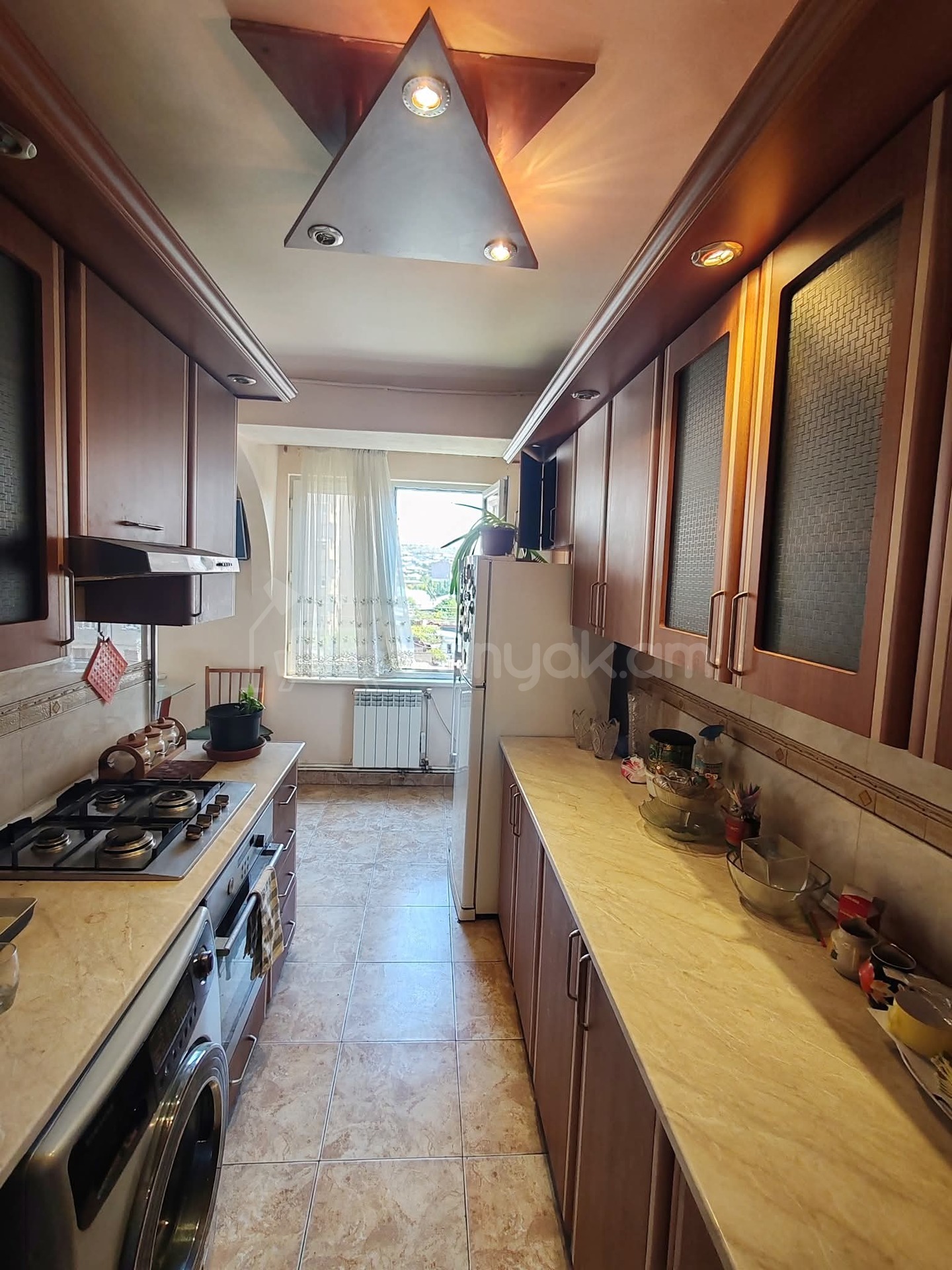 4 Սենյականոց Բնակարան, 90քմ, 6/14 հարկ, Նորմալ Վիճակում, Կահավորված