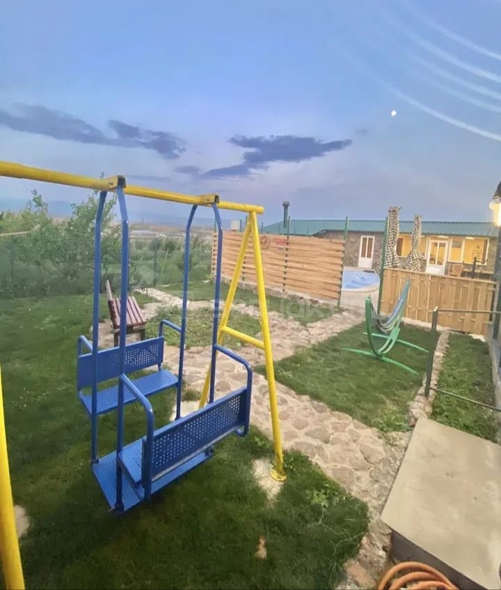 4 Սենյականոց Ամառանոց, 150քմ, Լողավազանով