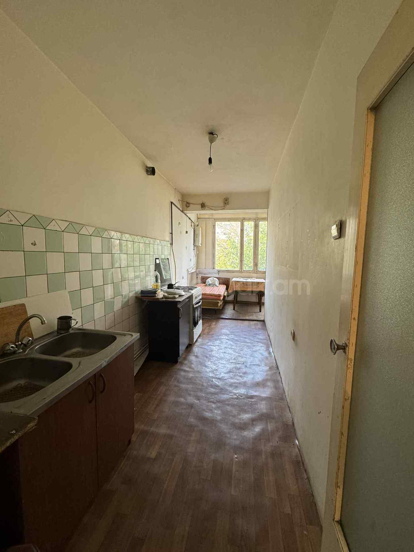 3 Սենյականոց Բնակարան Քարե Շենքում, 78քմ, 3/5 հարկ, Պետական Վիճակում