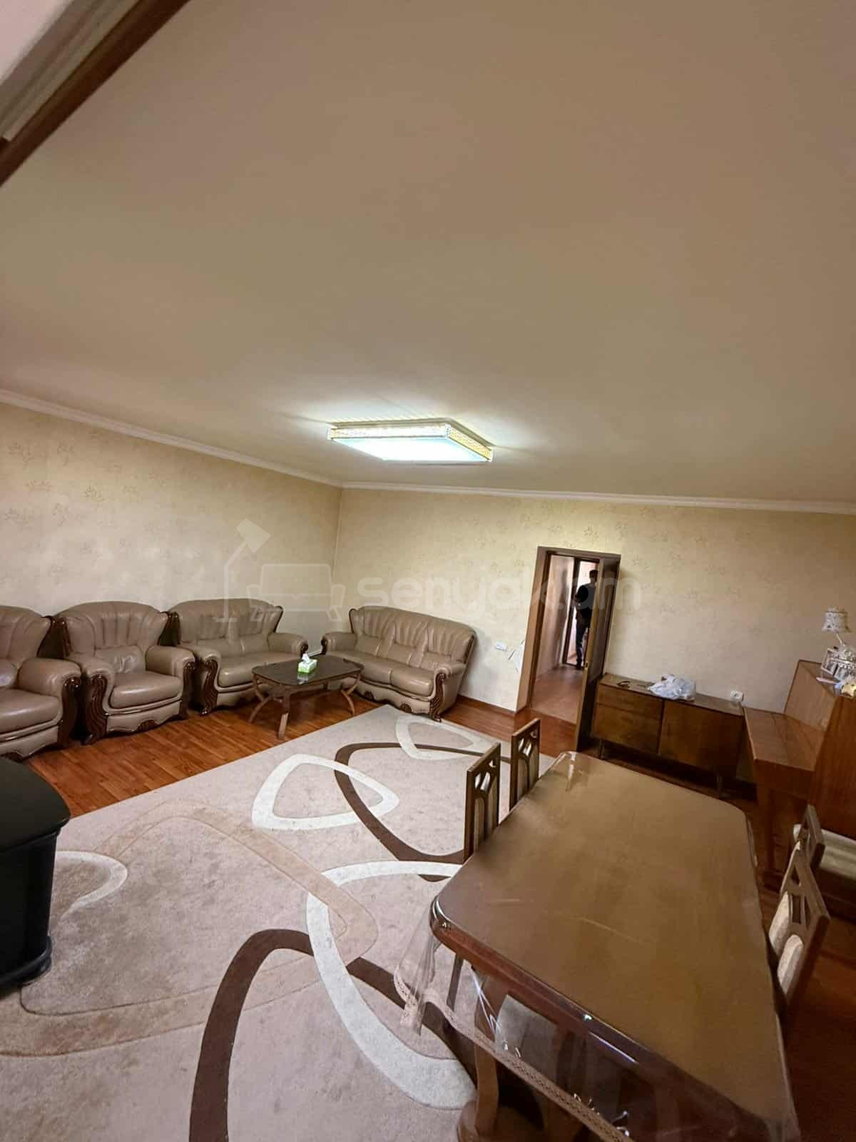 3 Սենյականոց Բնակարան Քարե Շենքում, 80քմ, 4/5 հարկ, Նորմալ Վիճակում