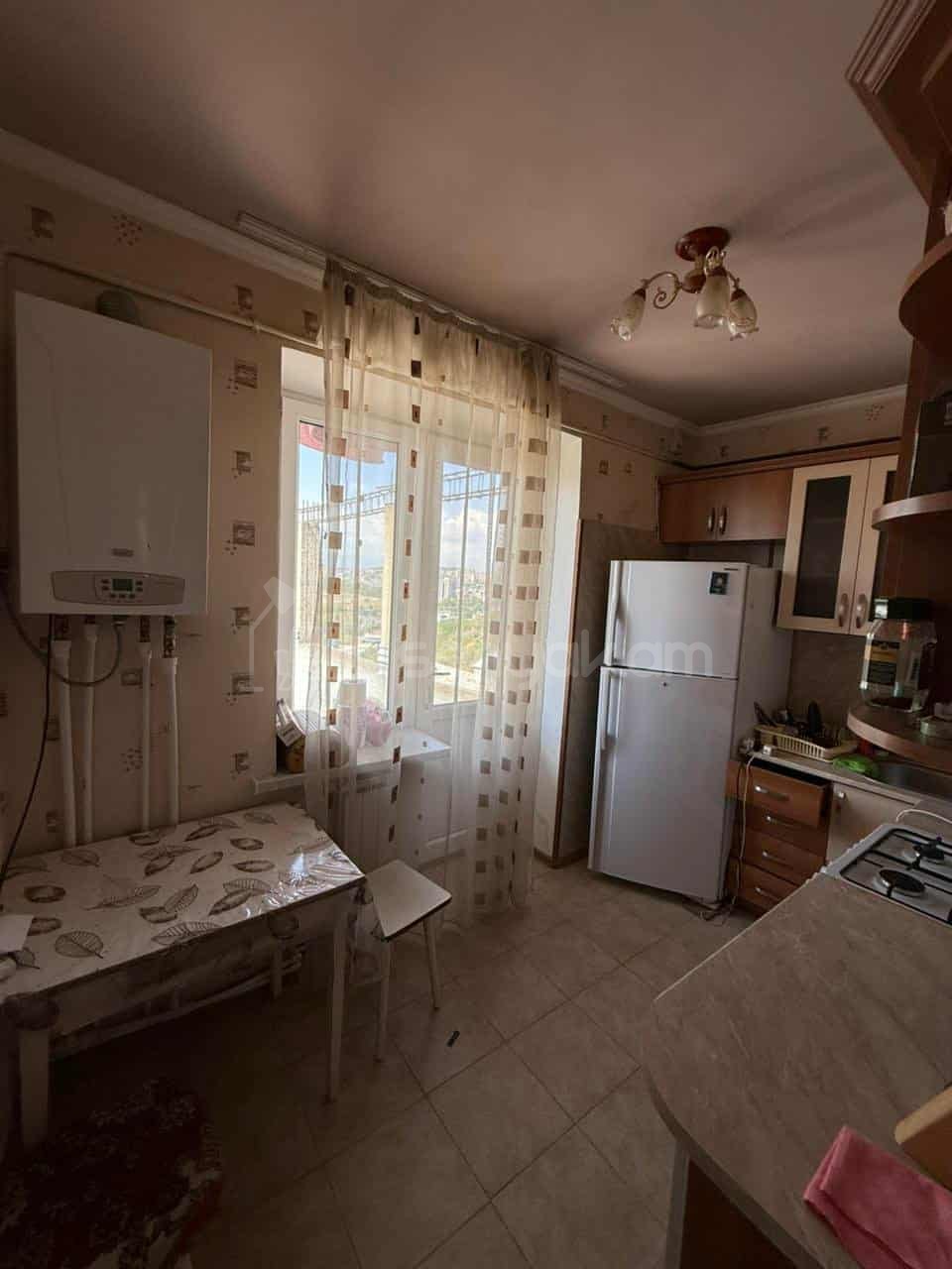 3 Սենյականոց Բնակարան Քարե Շենքում, 80քմ, 4/5 հարկ, Նորմալ Վիճակում