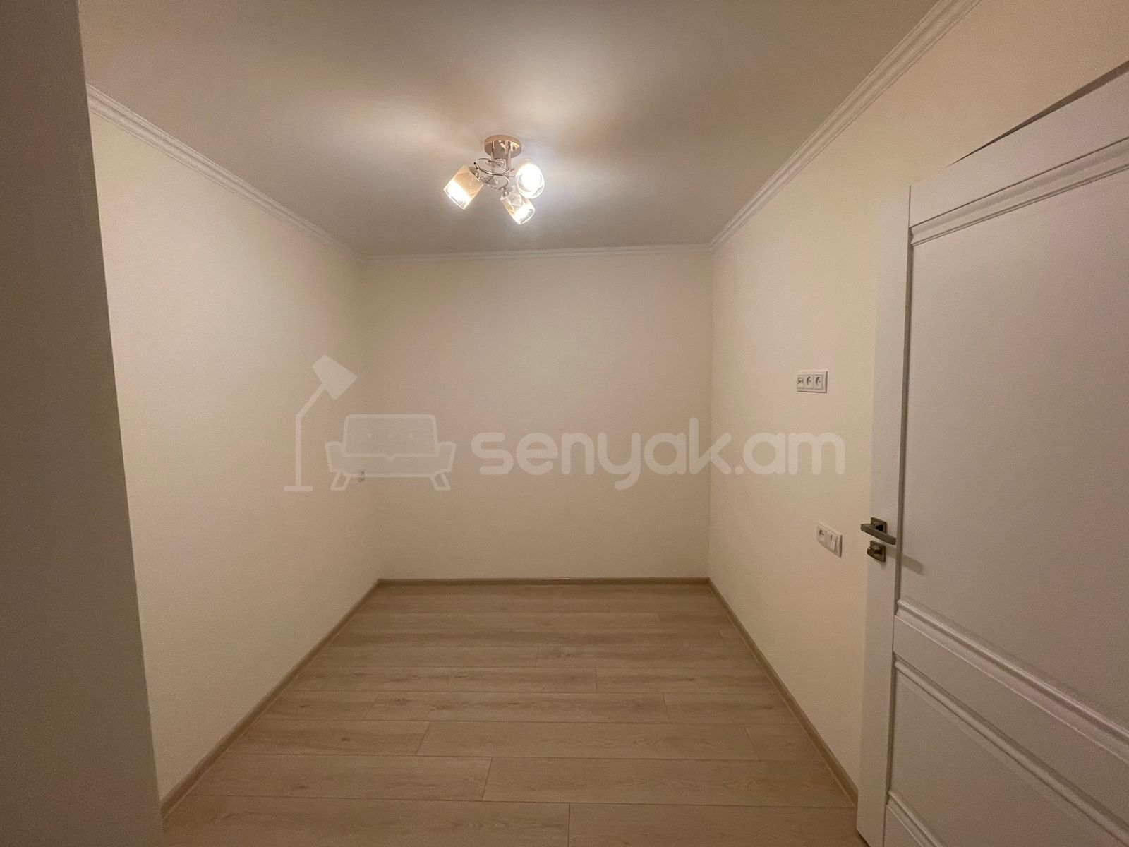 3 Սենյականոց Բնակարան Քարե Շենքում, 60քմ, 4/5 հարկ, Դիզայներական Վերանորոգված