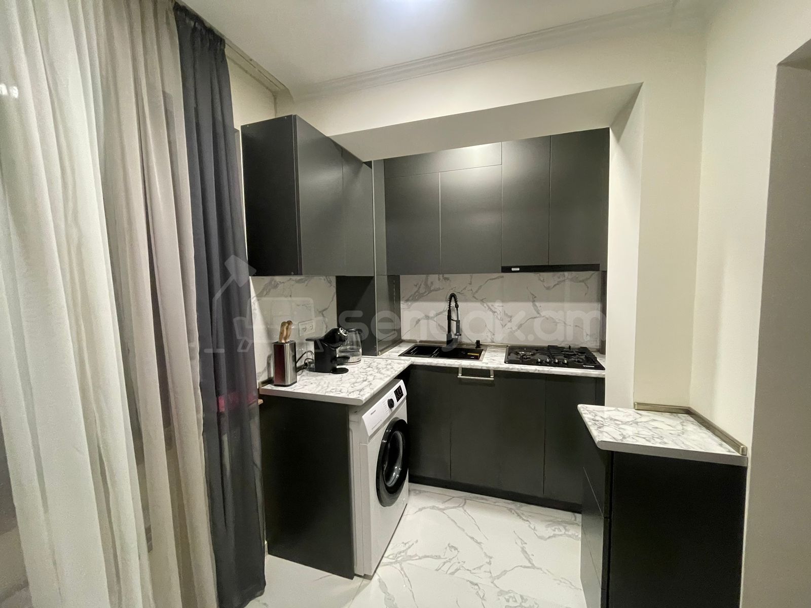 3 Սենյականոց Բնակարան Քարե Շենքում, 60քմ, 4/5 հարկ, Դիզայներական Վերանորոգված