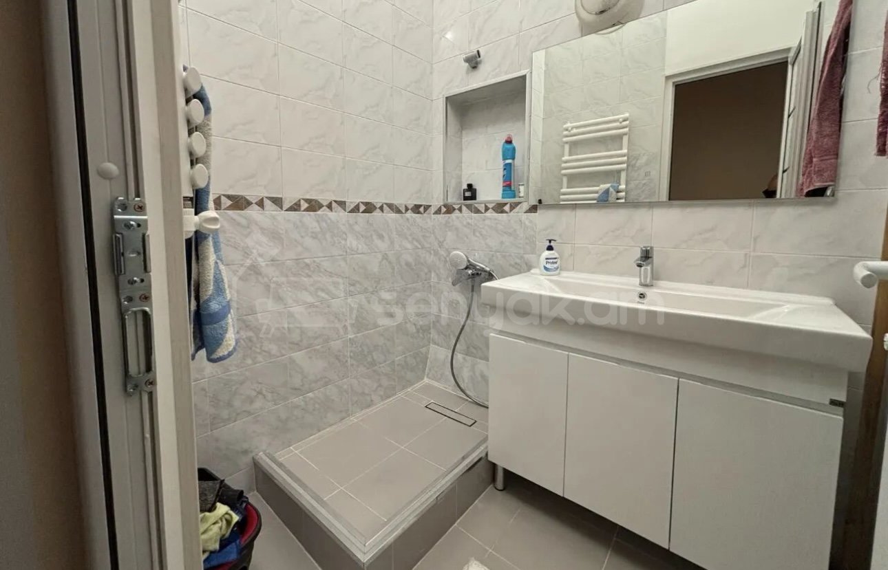 3 Սենյականոց Բնակարան Քարե Շենքում, 82քմ, 5/5 հարկ, Դիզայներական Վերանորոգված, Կահավորված, Արևկող