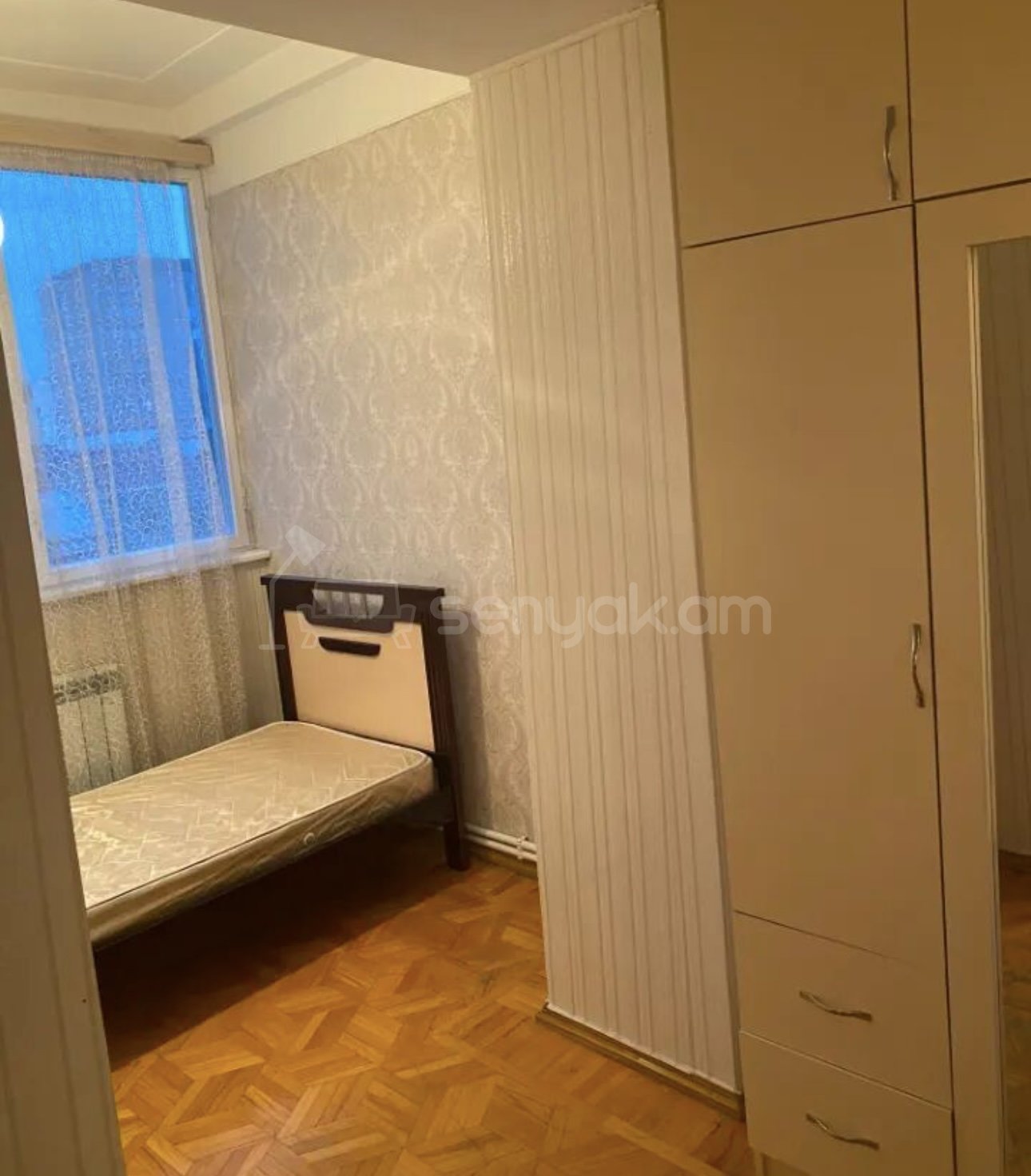 3 Սենյականոց Բնակարան Քարե Շենքում, 80քմ, 4/5 հարկ, Նորմալ Վիճակում, Կահավորված, Արևկող