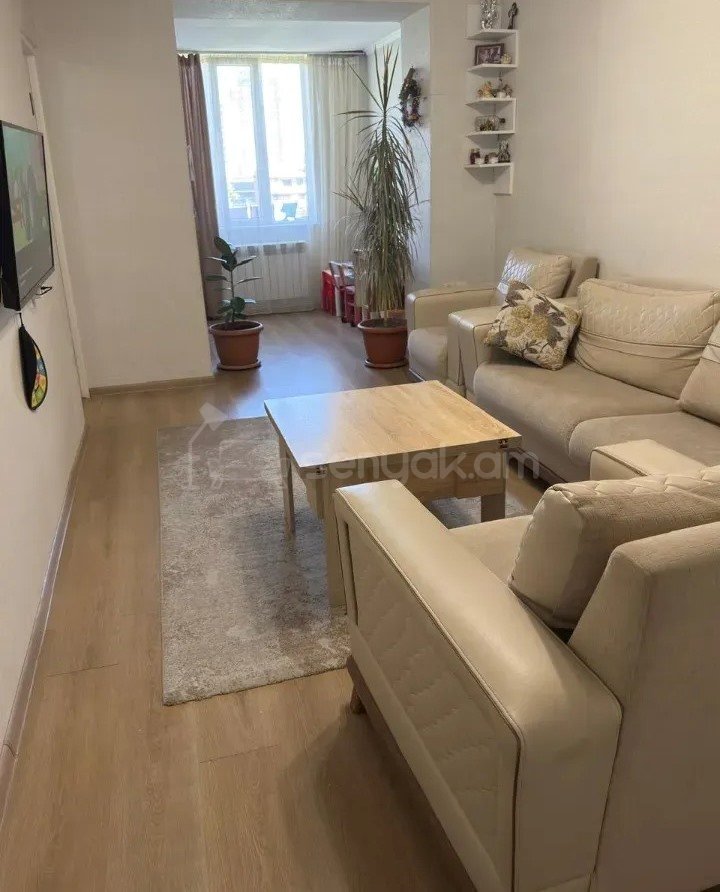 3 Սենյականոց Բնակարան Քարե Շենքում, 78քմ, 5/5 հարկ, Կապիտալ Վերանորոգված