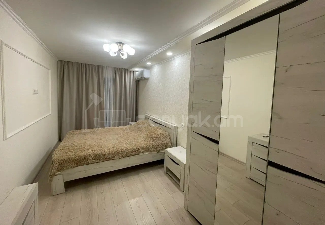 3 Սենյականոց Բնակարան Քարե Շենքում, 60քմ, 4/5 հարկ, Կապիտալ Վերանորոգված