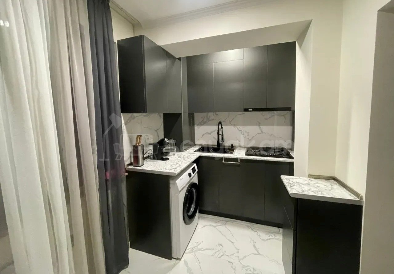 3 Սենյականոց Բնակարան Քարե Շենքում, 60քմ, 4/5 հարկ, Կապիտալ Վերանորոգված