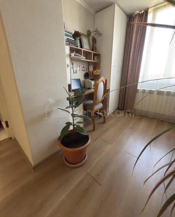 3 Սենյականոց Բնակարան Քարե Շենքում, 78քմ, 5/5 հարկ, Կապիտալ Վերանորոգված