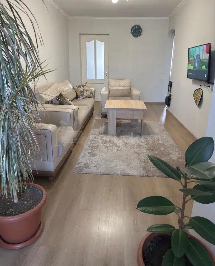 3 Սենյականոց Բնակարան Քարե Շենքում, 78քմ, 5/5 հարկ, Կապիտալ Վերանորոգված