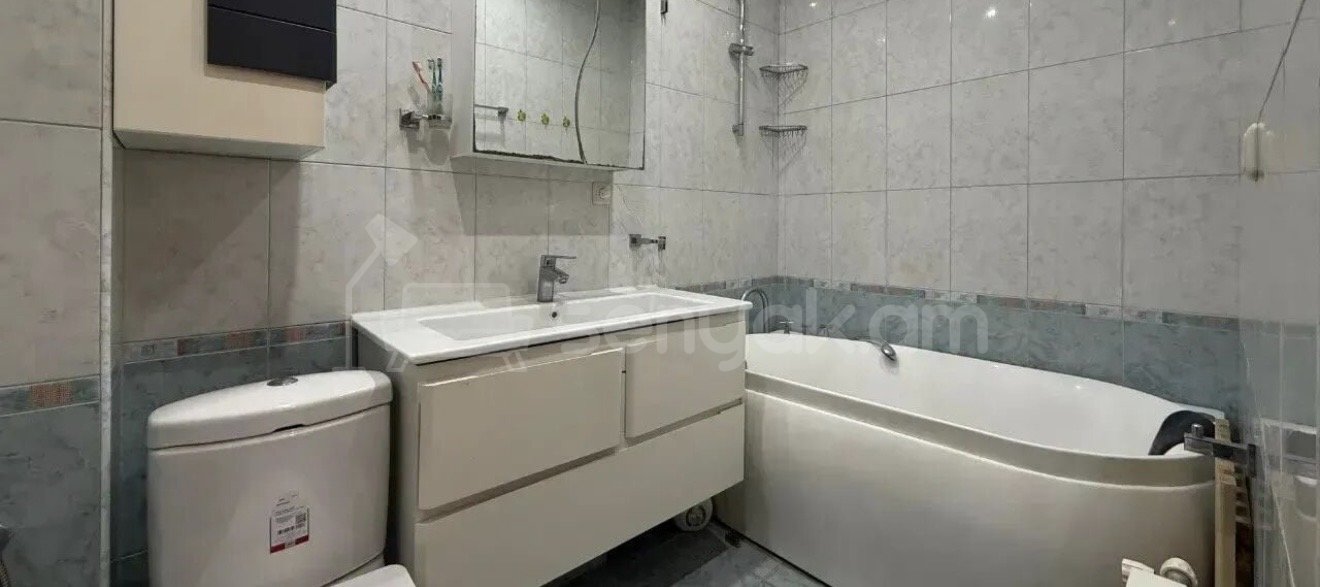 3 Սենյականոց Բնակարան Քարե Շենքում, 78քմ, 5/5 հարկ, Կապիտալ Վերանորոգված