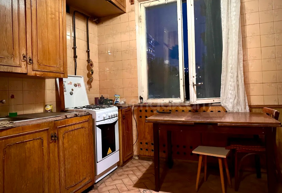 3 Սենյականոց Բնակարան Քարե Շենքում, 76քմ, 3/4 հարկ, Նորմալ Վիճակում