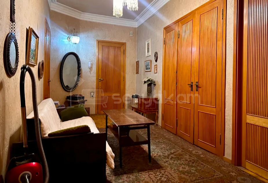 3 Սենյականոց Բնակարան Քարե Շենքում, 76քմ, 3/4 հարկ, Նորմալ Վիճակում