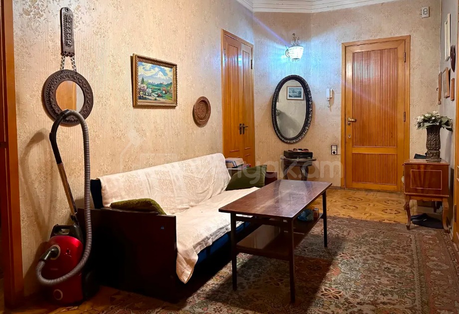 3 Սենյականոց Բնակարան Քարե Շենքում, 76քմ, 3/4 հարկ, Նորմալ Վիճակում