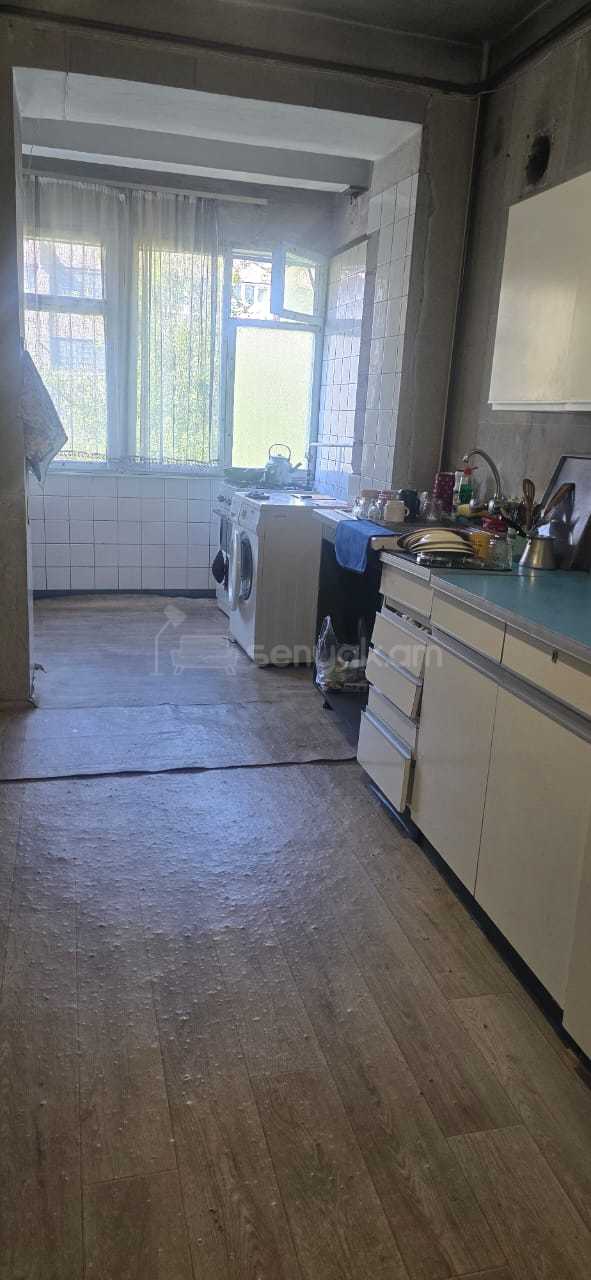 3 Սենյականոց Բնակարան Քարե Շենքում, 85քմ, 3/5 հարկ, Պետական Վիճակում