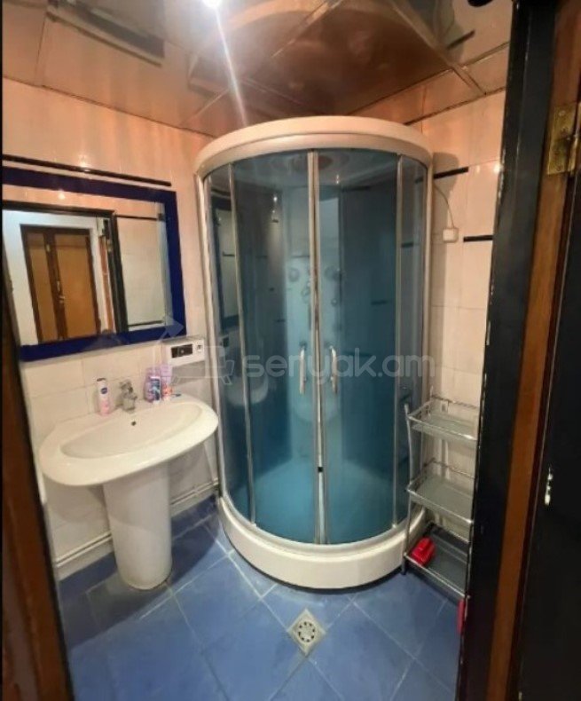 3 Սենյականոց Բնակարան Քարե Շենքում, 70քմ, 2/5 հարկ, Կապիտալ Վերանորոգված, Կահավորված