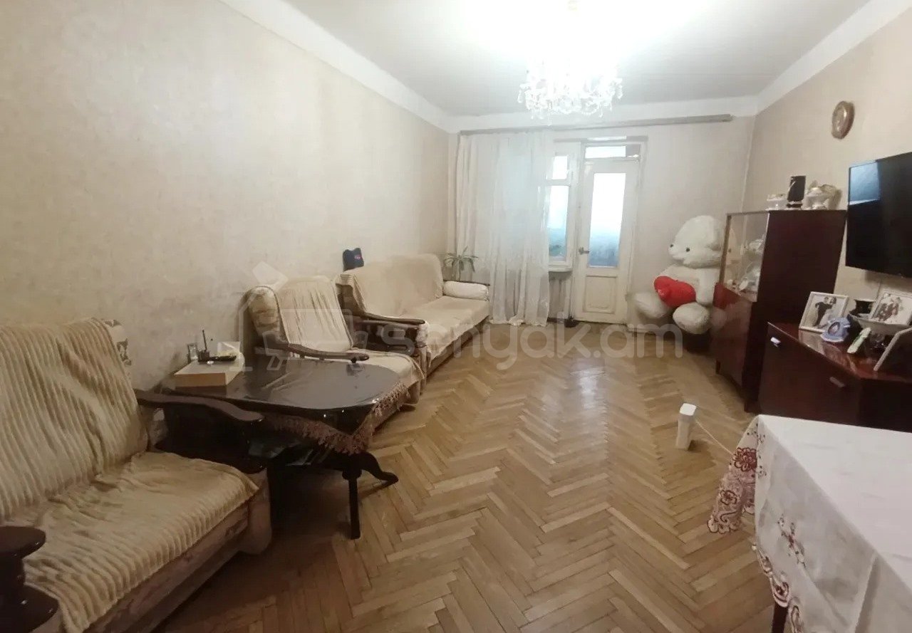 3 Սենյականոց Բնակարան Քարե Շենքում, 79քմ, 1/5 հարկ, Պետական Վիճակում