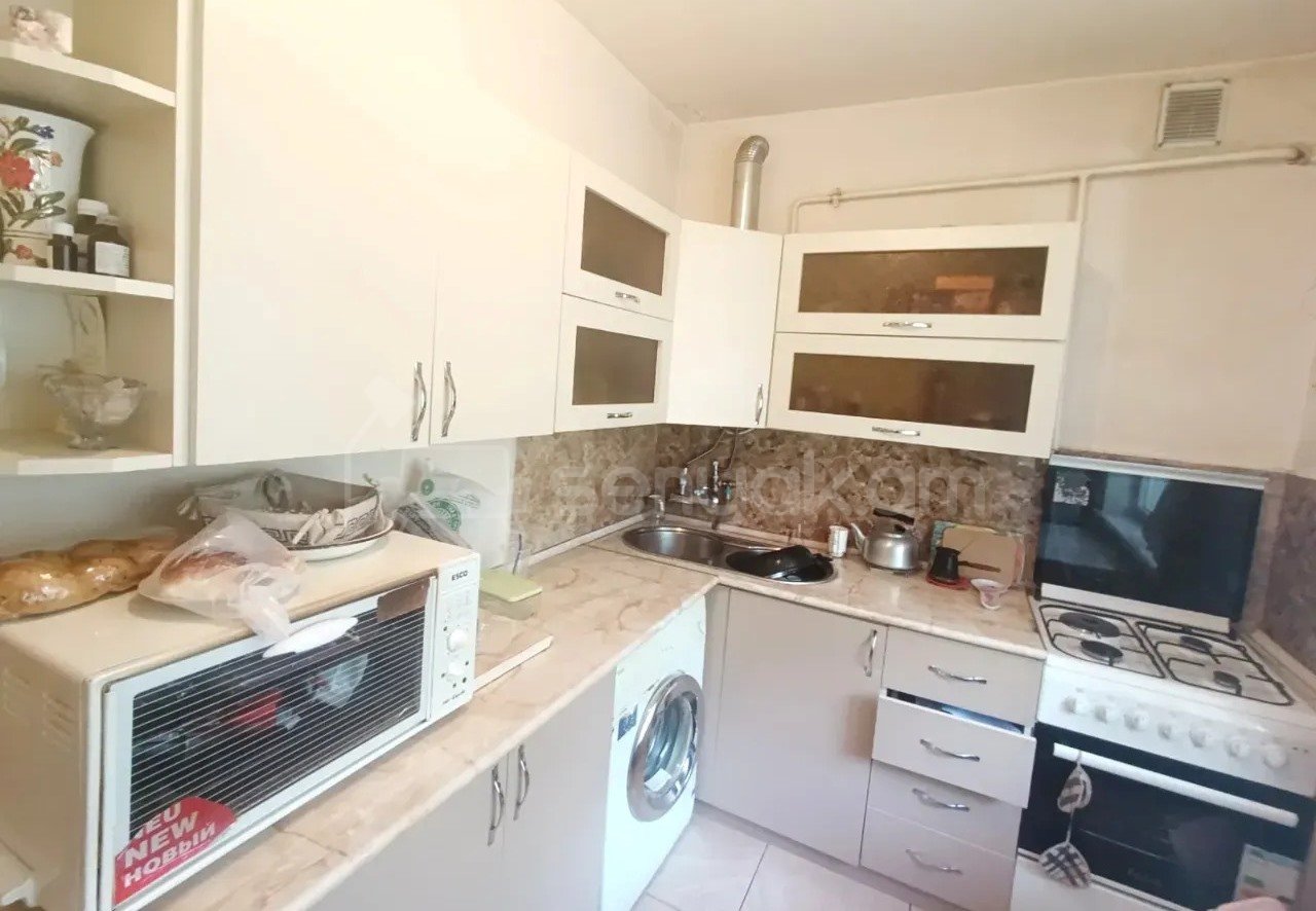 3 Սենյականոց Բնակարան Քարե Շենքում, 79քմ, 1/5 հարկ, Պետական Վիճակում