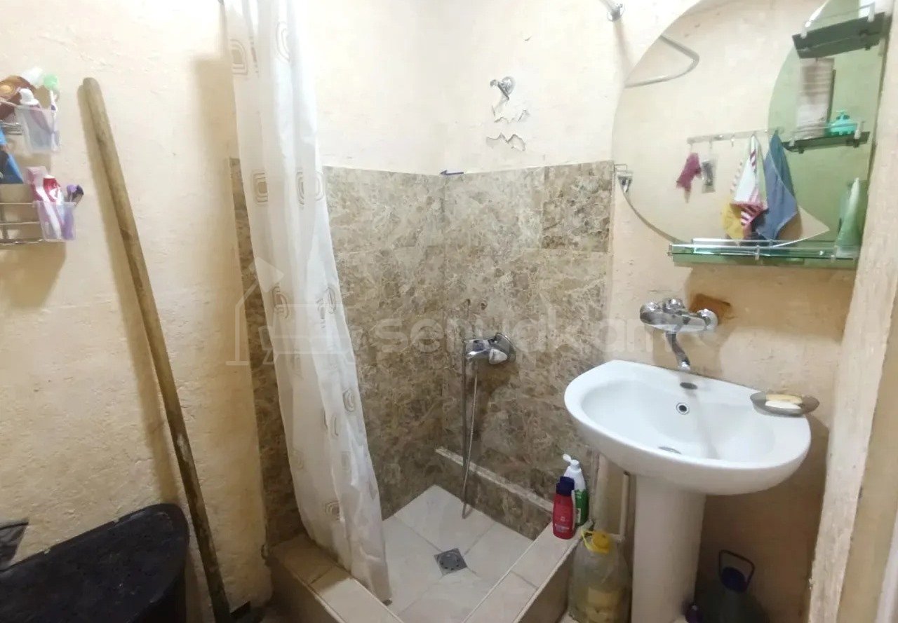 3 Սենյականոց Բնակարան Քարե Շենքում, 79քմ, 1/5 հարկ, Պետական Վիճակում