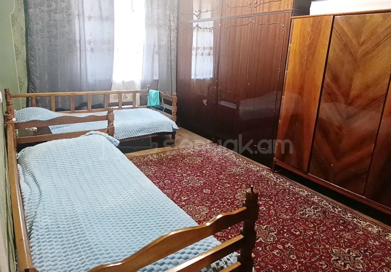 3 Սենյականոց Բնակարան Քարե Շենքում, 79քմ, 1/5 հարկ, Պետական Վիճակում