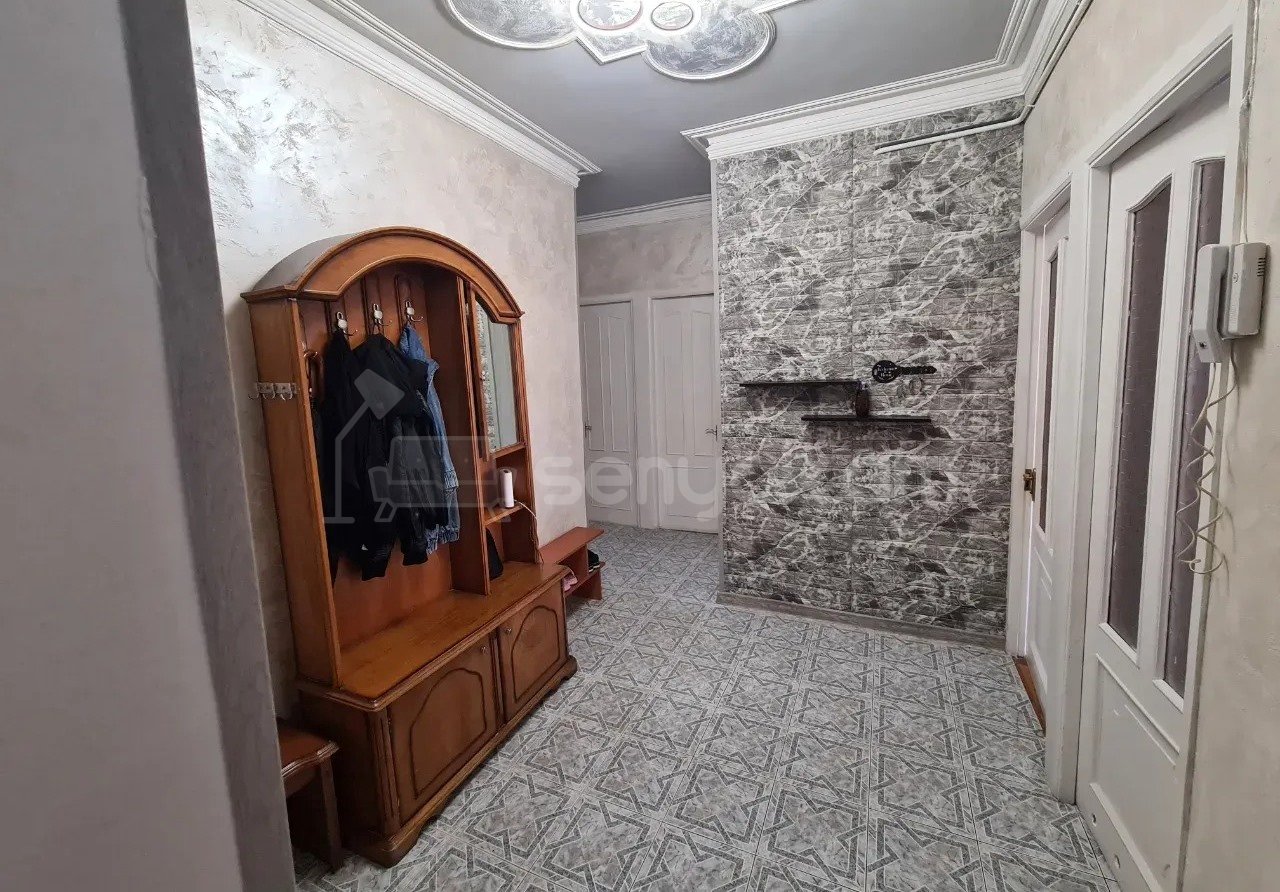 4 Սենյականոց Բնակարան Քարե Շենքում, 98քմ, 2/5 հարկ, Նորմալ Վիճակում