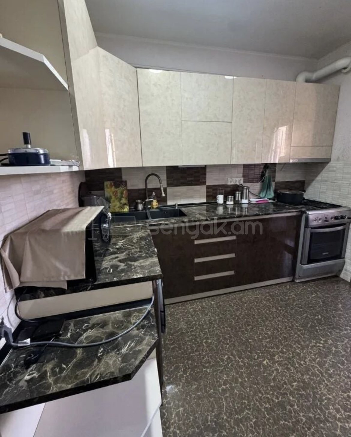 3 Սենյականոց Բնակարան Քարե Շենքում, 76քմ, 4/5 հարկ, Կապիտալ Վերանորոգված