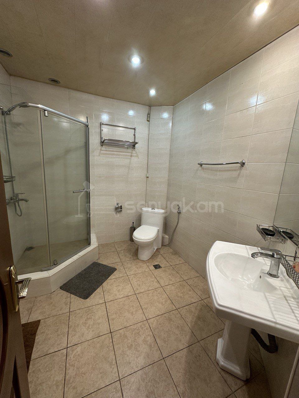 3 Սենյականոց Բնակարան Քարե Շենքում, 85քմ, 2/5 հարկ, Կապիտալ Վերանորոգված, Կահավորված, Արևկող