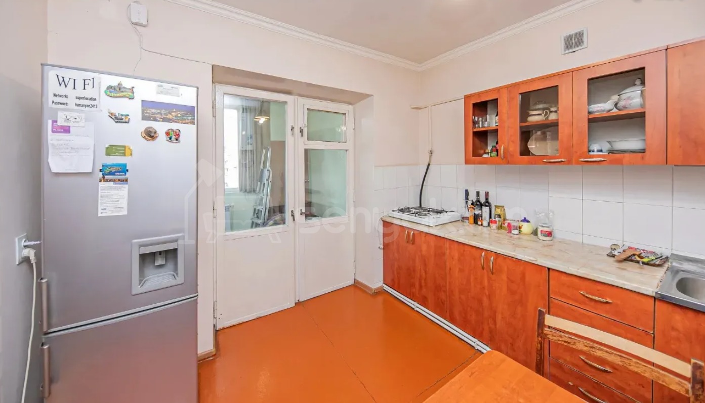 3 Սենյականոց Բնակարան Քարե Շենքում, 74քմ, 6/6 հարկ, Կապիտալ Վերանորոգված