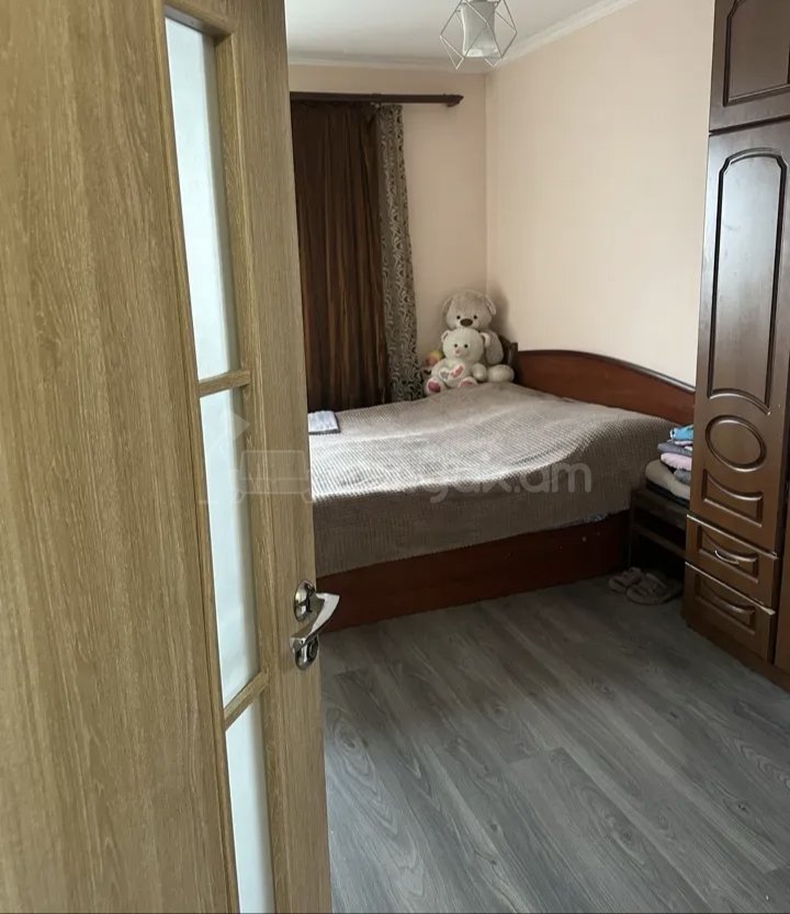 2 Սենյականոց Բնակարան Քարե Շենքում, 45քմ, 1/5 հարկ, Նորմալ Վիճակում, Կահավորված