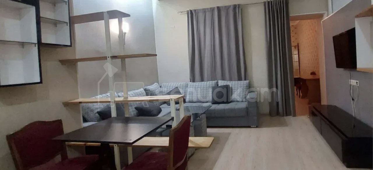 2 Սենյականոց Բնակարան Քարե Շենքում, 40քմ, 1/4 հարկ, Նորմալ Վիճակում, Կահավորված