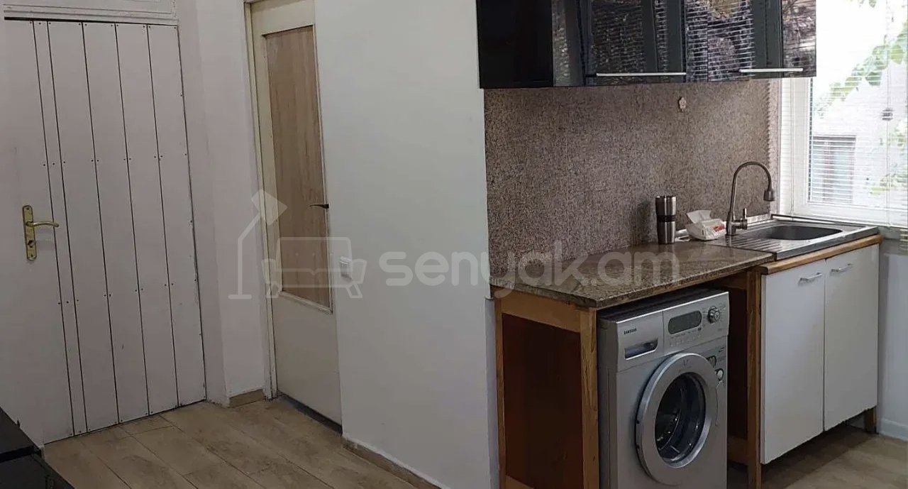 2 Սենյականոց Բնակարան Քարե Շենքում, 40քմ, 1/4 հարկ, Նորմալ Վիճակում, Կահավորված