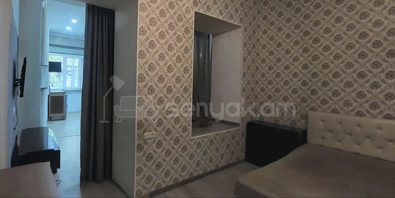 2 Սենյականոց Բնակարան Քարե Շենքում, 40քմ, 1/4 հարկ, Նորմալ Վիճակում, Կահավորված