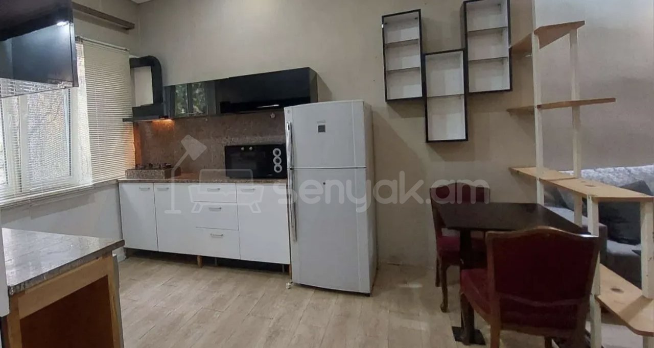 2 Սենյականոց Բնակարան Քարե Շենքում, 40քմ, 1/4 հարկ, Նորմալ Վիճակում, Կահավորված