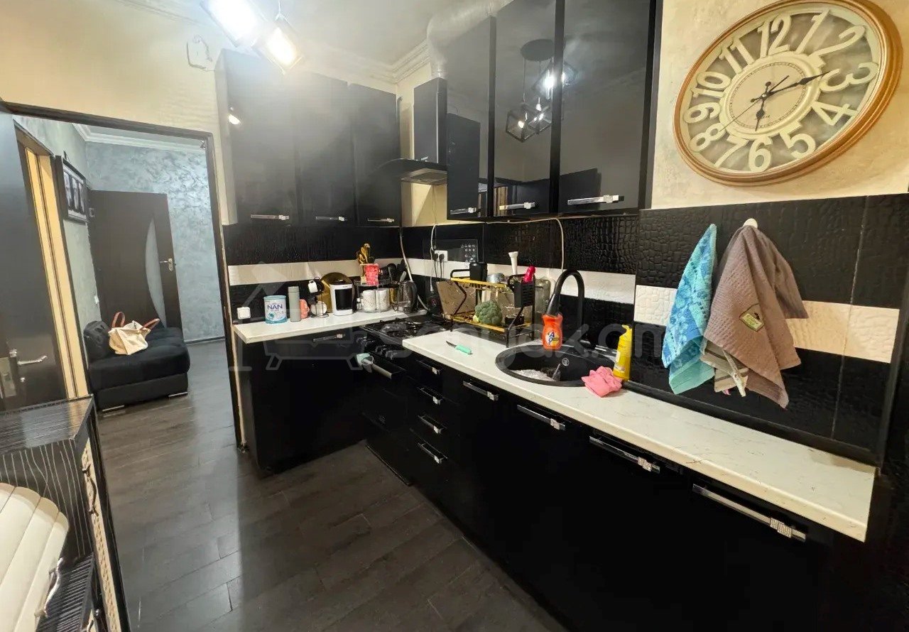 4 Սենյականոց Բնակարան Քարե Շենքում, 115քմ, 3/5 հարկ, Կապիտալ Վերանորոգված