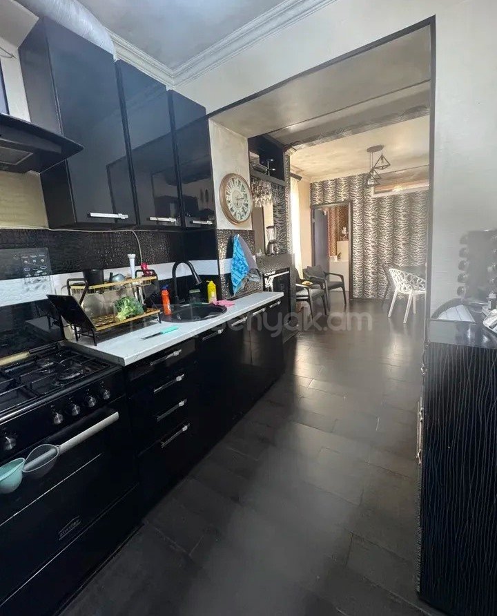 4 Սենյականոց Բնակարան Քարե Շենքում, 115քմ, 3/5 հարկ, Կապիտալ Վերանորոգված