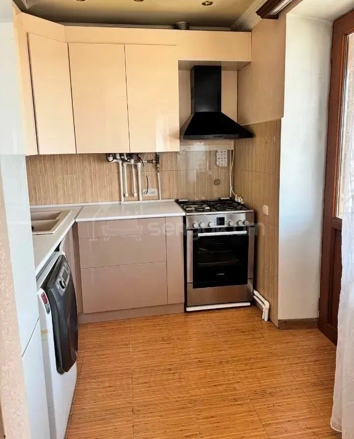 2 Սենյականոց Բնակարան Քարե Շենքում, 55քմ, 5/5 հարկ, Կապիտալ Վերանորոգված