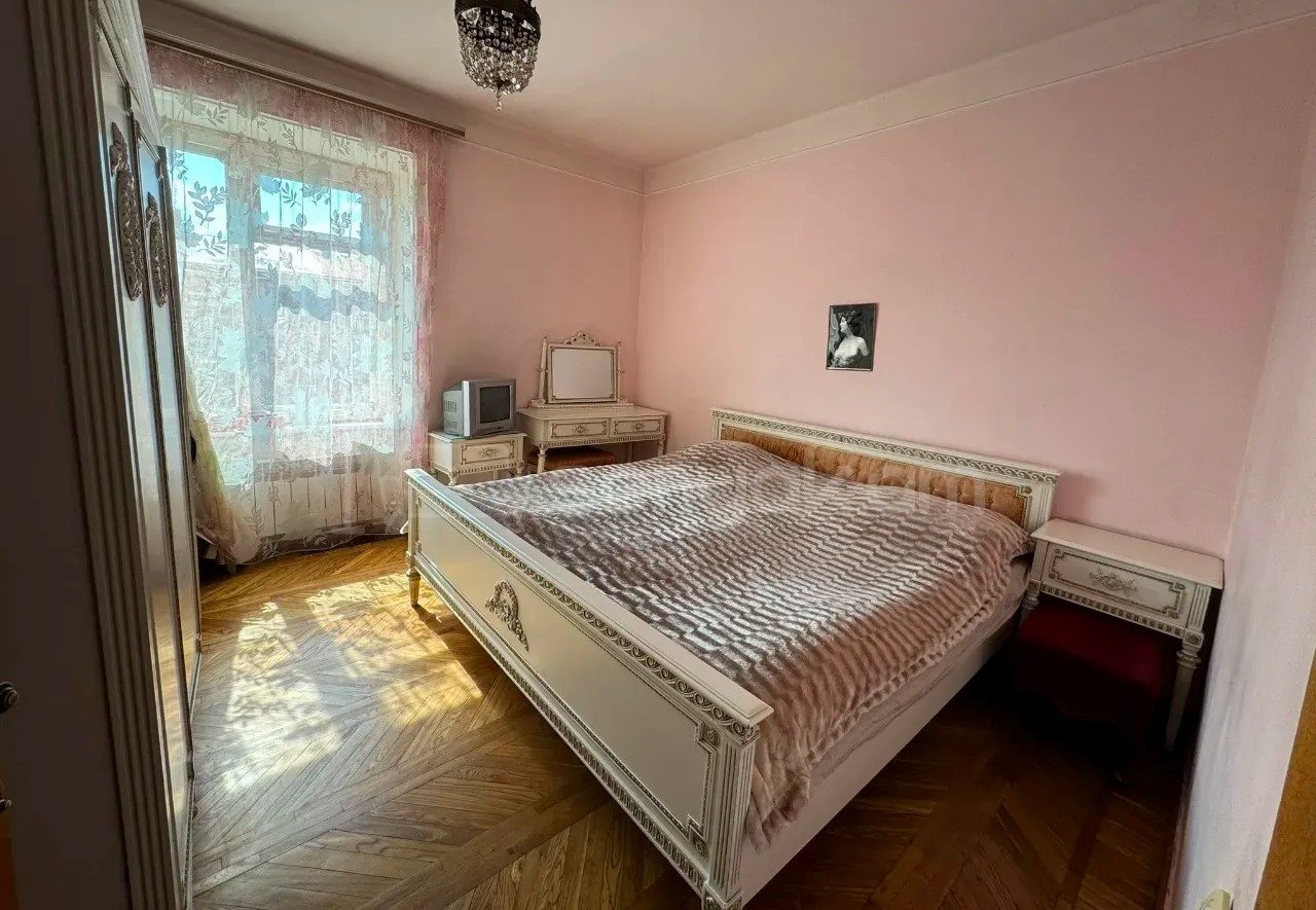 3 Սենյականոց Բնակարան Քարե Շենքում, 108քմ, 5/5 հարկ, Նորմալ Վիճակում