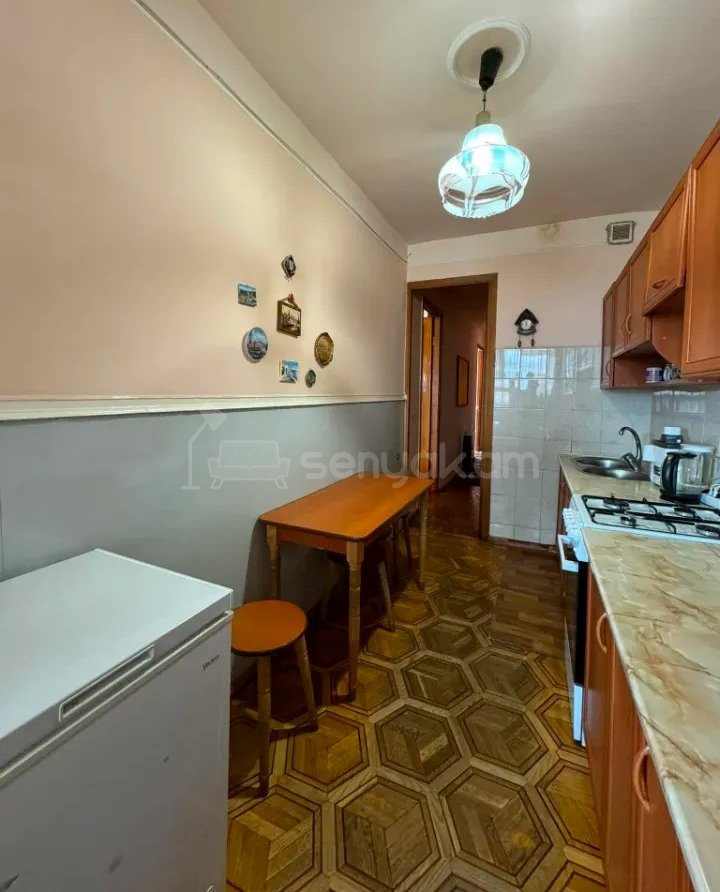 3 Սենյականոց Բնակարան Քարե Շենքում, 108քմ, 5/5 հարկ, Նորմալ Վիճակում