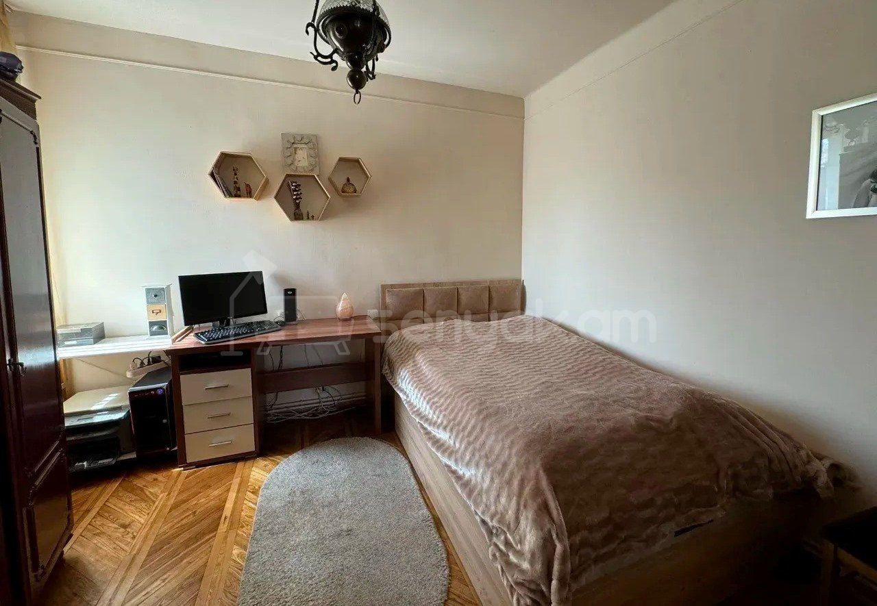 3 Սենյականոց Բնակարան Քարե Շենքում, 108քմ, 5/5 հարկ, Նորմալ Վիճակում