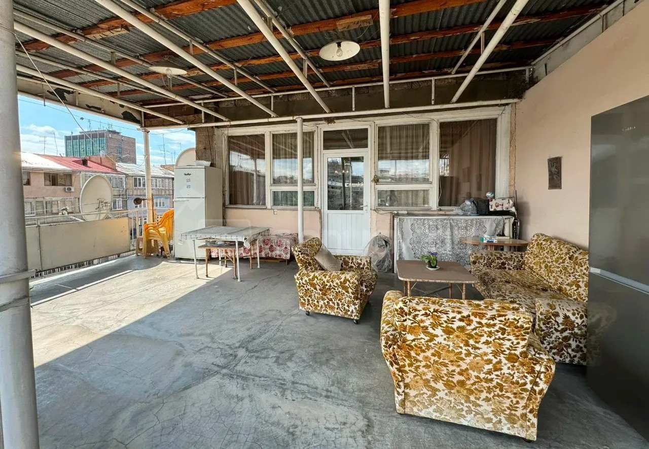 3 Սենյականոց Բնակարան Քարե Շենքում, 108քմ, 5/5 հարկ, Նորմալ Վիճակում