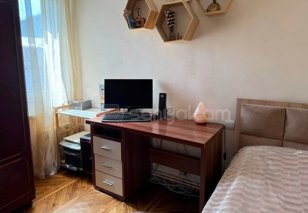 3 Սենյականոց Բնակարան Քարե Շենքում, 108քմ, 5/5 հարկ, Նորմալ Վիճակում