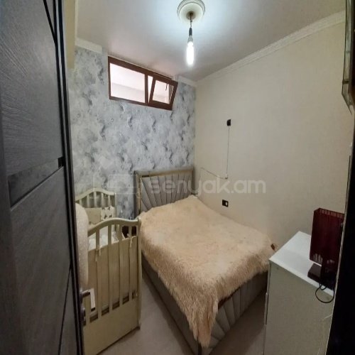 2 Սենյականոց Բնակարան Քարե Շենքում, 44քմ, 5/5 հարկ, Կապիտալ Վերանորոգված