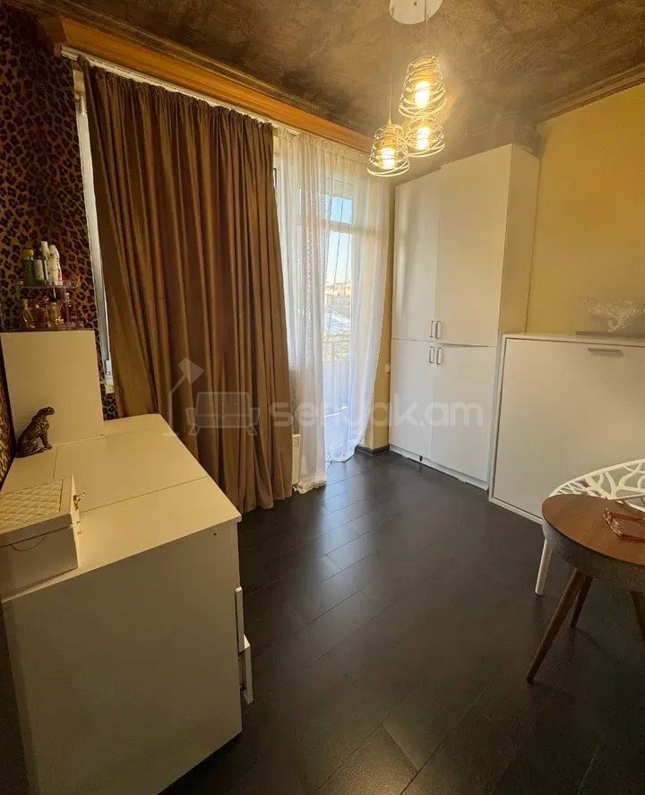 4 Սենյականոց Բնակարան Քարե Շենքում, 115քմ, 3/4 հարկ, Կապիտալ Վերանորոգված