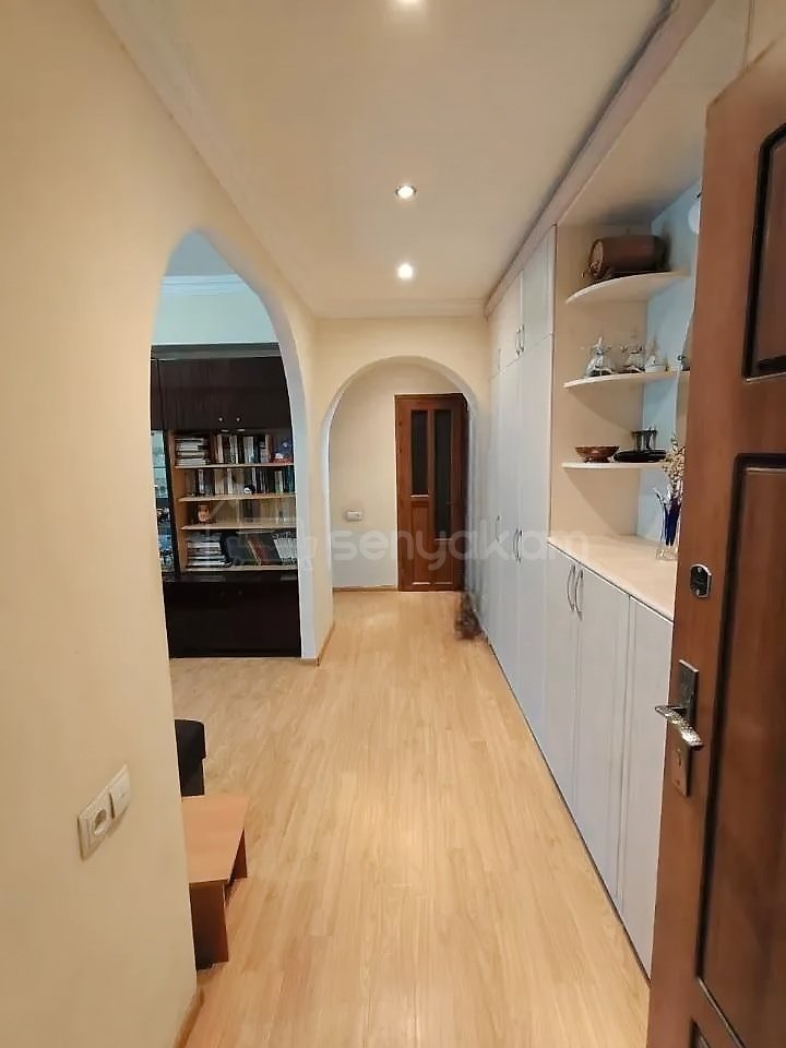 3 Սենյականոց Բնակարան, 70քմ, 2/9 հարկ, Նորմալ Վիճակում