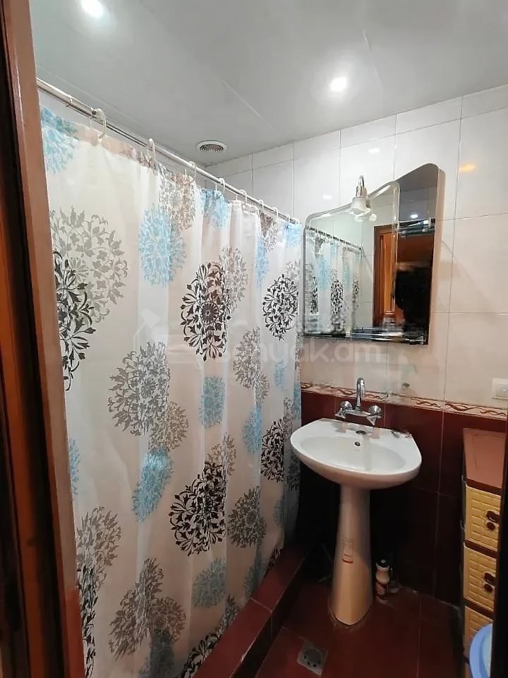 3 Սենյականոց Բնակարան, 70քմ, 2/9 հարկ, Նորմալ Վիճակում