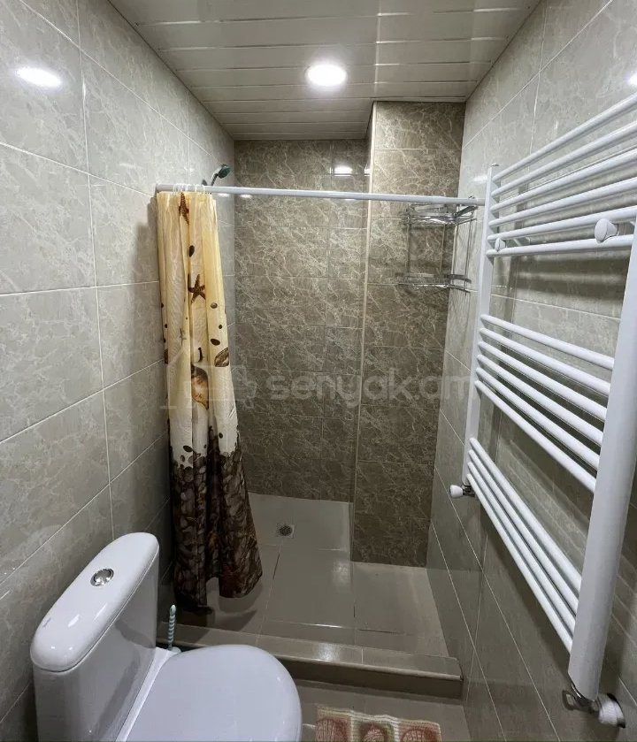 2 Սենյականոց Բնակարան Քարե Շենքում, 48քմ, 1/4 հարկ, Նորմալ Վիճակում, Կահավորված, Արևկող